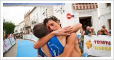 El triatleta de Arcos Francisco Manuel Ortega se proclama vencedor de la prueba en una épica disputa final en las rampas de Zahara contra el malagueño Rubén Bravo.