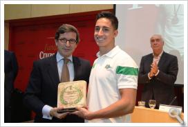 Lecumberri recibe su oremio de Jorge Paradela, director de Relaciones Corporativas de Heineken España.