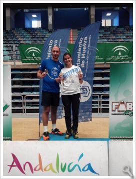 Carlos y Eva posan con sus medallas de campeones de Andalucía Senior.