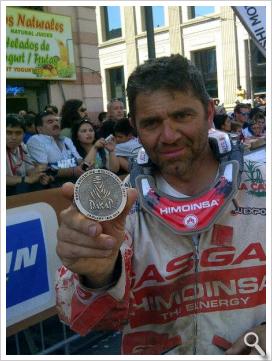 Miguel Puertas con la medalla tras finalizar su 9º Dakar