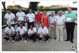 Los premiados en el IV Trofeo Ciudad de El Puerto en la bolera de la Peña La Isleta, junto a  las autoridades.