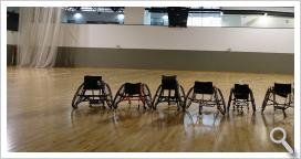 Unas sillas de ruedas de competición vacía