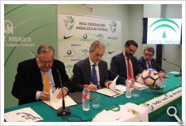 La Junta y la Federación Andaluza de Fútbol colaboran para prevenir riesgos durante la práctica deportiva y en la lucha contra l