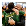 El segundo entrenador Lorenzo Ruiz abraza a Alberto Castro