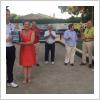 María Teresa Noveda, alcaldesa de Comillas, entrega del trofeo de campeón a Víctor González. 
