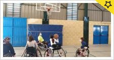Casi 700 alumnos de Dos Hermanas y Olivares descubren el baloncesto adaptado