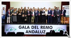 Foto de familia con todos los premiados.