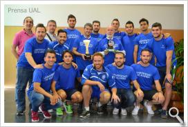 El equipo de fútbol de la UAL entrega al Rectorado los últimos trofeos conseguidos