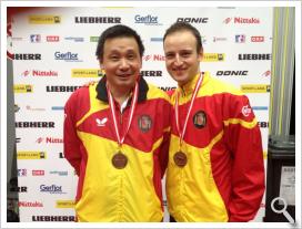 He Zhiwen "Juanito" y Carlos Machado con el bronce logrado en Austria.