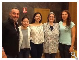 Presidenta Federación Andaluza de Esgrima con el equipo de sable femenino Mexico y su entrenador