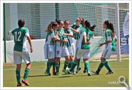 Las jugadoras del RBB Féminas celebran uno de los goles de la victoria contra el EDF Logroño (4-0).