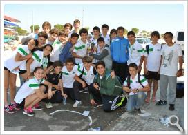 El equipo infantil del Club Náutico Sevilla posa con el trofeo.