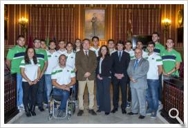 Foto de grupo del alcalde y con la delegación náutica.