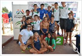 Los palistas del club sevillano posan tras ganar la regata.