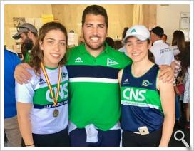 Las dos medallistas del club andaluz, con su técnico.