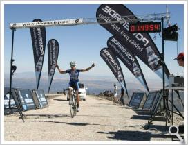 Pedro Merina alcanza la línea de meta de la XX cicloturista al Veleta en Sierra Nevada