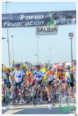 La primera cita del Trofeo Federación congrega en Jerez a casi 200 ciclistas