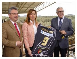 El Presidente del Club Balonmano Puente Genil Ángel Ximénez, entrega una camiseta del Club a la Presidenta de la Junta, Susana Díaz