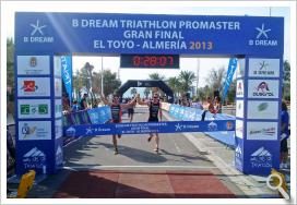Llegada del B Dream Triathlon Promaster a en El Toyo