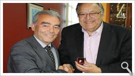 Eduardo Herrera entrega el Escudo de Oro a López Ramos como nuevo asesor
