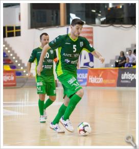 Miguel encara la portería del Valdepeñas en el último partido en el Argüelles.