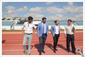 Fernández presentó esta nueva línea de ayudas que financiará al 50% la modernización de campos de fútbol, pabellones y pistas de
