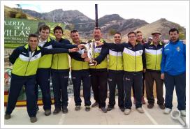 El equipo del Cazorla Puente de las Herrerías, junto a Eduardo Martínez, del Onda, con el trofeo de Liga.