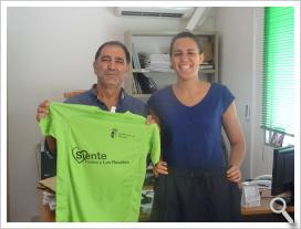 4º Tte. de Alcalde y concejal de Deportes entregando a Raquel Egea indumentaria de Paseo