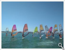 Flota de windsurf del club sevillano entrenándose en El Puerto este fin de semana.