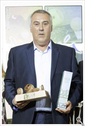 Pedro Ruiz Naranjo recibiendo el Premio “Alambradura” por las acciones de su club en favor de la promoción del bolo andaluz.