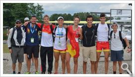 La campeona posa con técnicos y compañeros.