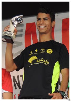 Mohamed Lansi recibiendo el trofeo como ganador