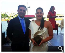 Lorena, junto al Consejero.