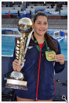 Lorena posa con la medalla de oro continental y el trofeo de campeona de Europa.