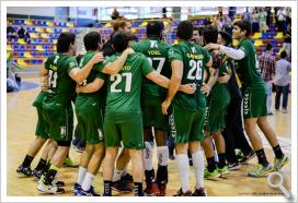 Los jugadores del Meridiano celebran la permanencia ante su afición