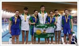 Los jugadores nazarenos posan con sus medallas.