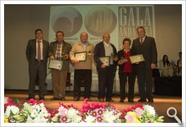 Los cuatro Maestros Boleros de Andalucía reconocidos en la Gala 2015, junto al presidente y vicepresidente de la Federación.