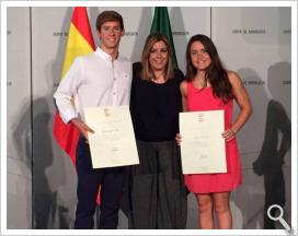 Los nadadores con la Presidenta de Andalucía
