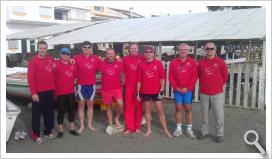 El equipo veterano de remo del Real Club Mediterráneo, en la Travesía a Remo de Santa Pola-Tabarca 