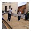 Los monitores de la Escuelan de Bolo Andaluz preparan una bolera andaluza en un plaza de Narni